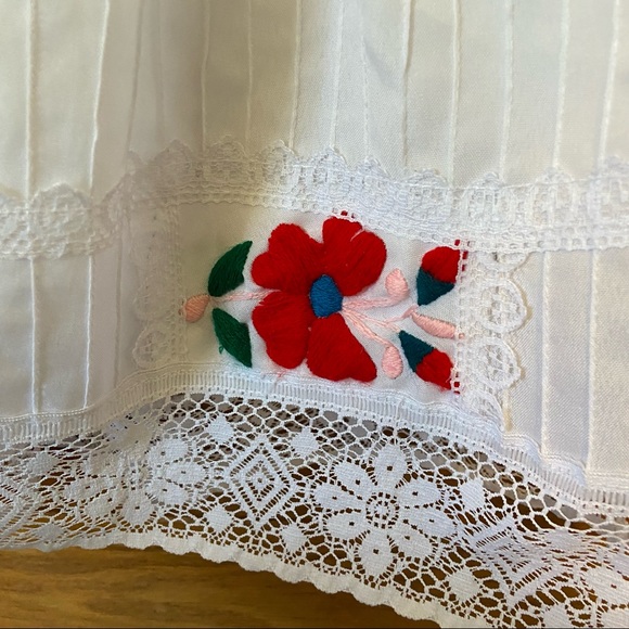 Vintage handmade white off shoulder lace trim embroidered hem dress - Picture 2 of 9